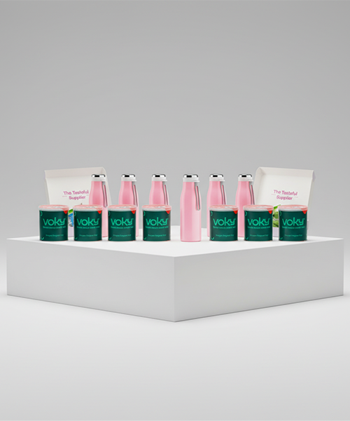 Mörkgröna burkar med "voky"-logotypen, rosa vattenflaskor och vita påsar märkta "The Tasteful Supplier."